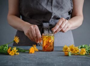 Extrato de Calêndula: Propriedades Medicinais e Aplicações Terapêuticas em Dermatologia O extrato de Calêndula (Calendula officinalis L.), obtido a partir das flores da planta, destaca-se como um coadjuvante terapêutico tópico com diversas propriedades medicinais comprovadas cientificamente, sendo altamente valorizado no âmbito da dermatologia.