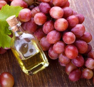 Descubra os benefícios do trans-resveratrol, seu mecanismo de ação, usos terapêuticos e potencial na manipulação farmacêutica para diversas condições de saúde.